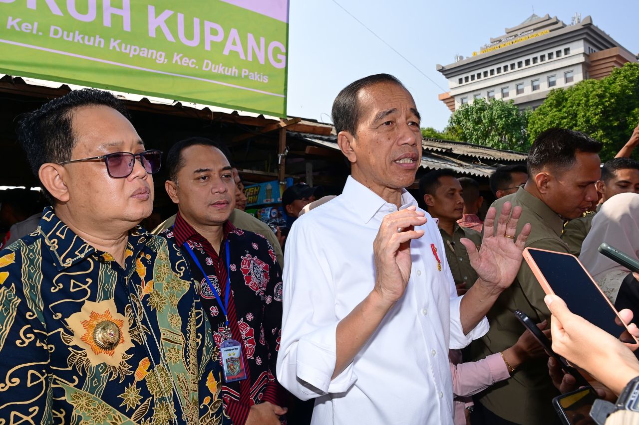Presiden Jokowi didampingi Walikota Surabaya Eri Cahyadi Kunjungi Pasar Dukuh Kupang