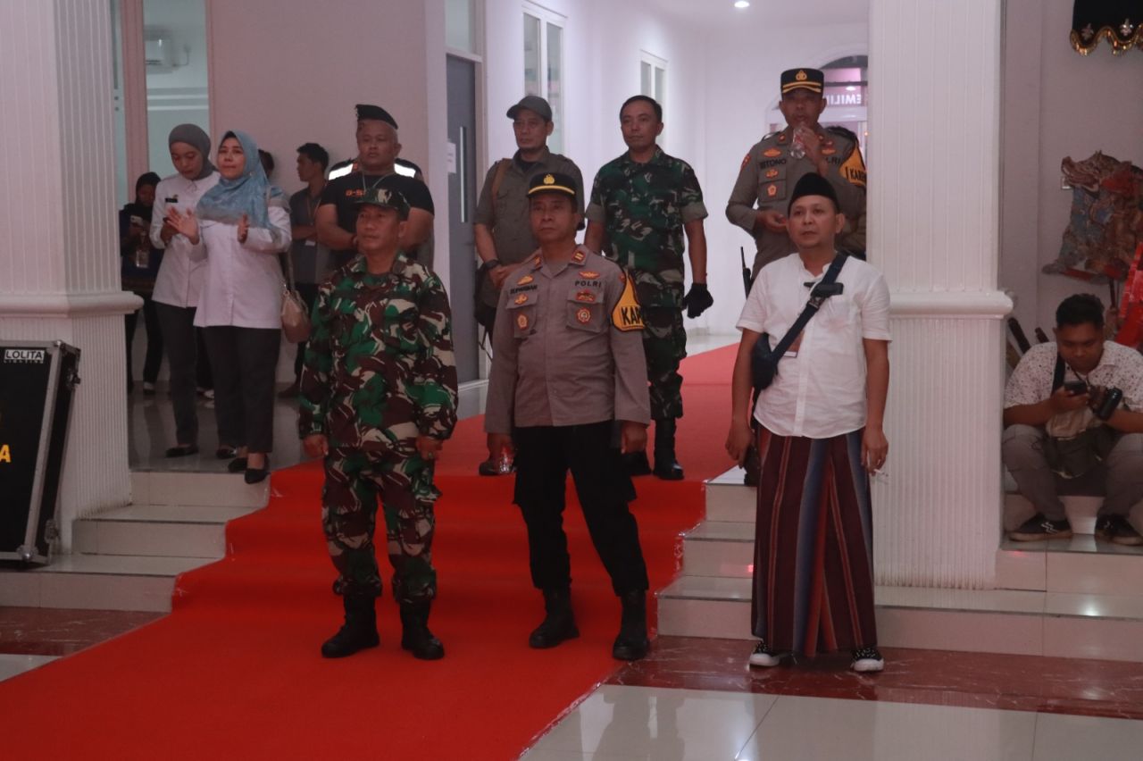 Polisi lakukan pengamanan penetapan nomor urut paslon di Jember