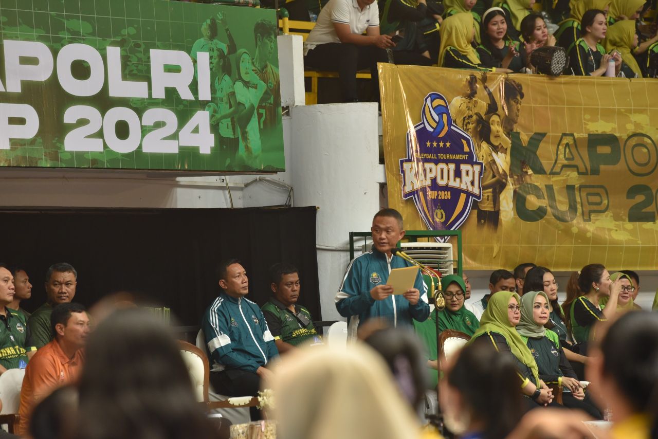 Kapolda Jatim Irjen Pol Drs. Imam Sugianto Buka Turnamen Bola Voli Kapolri Cup