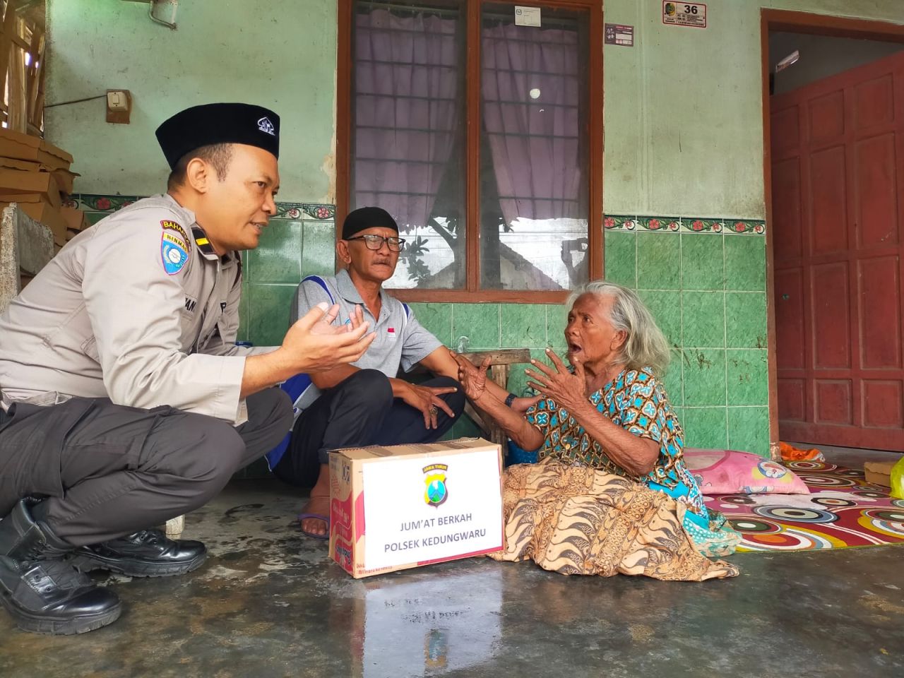 Polsek Kedungwaru berbagi ke warga kurang mampu