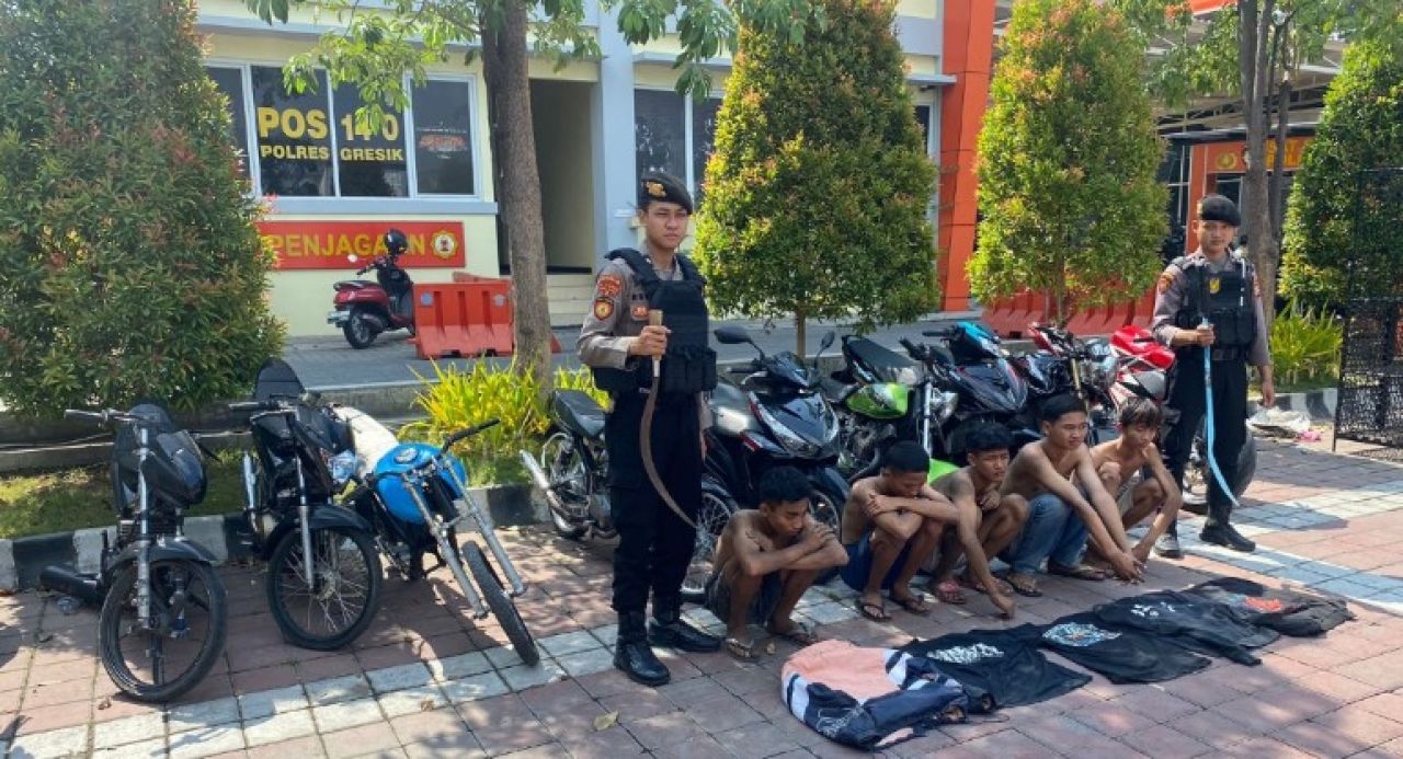 Satsamapta Polres Gresik amankan 5 pemuda bawa Sajam