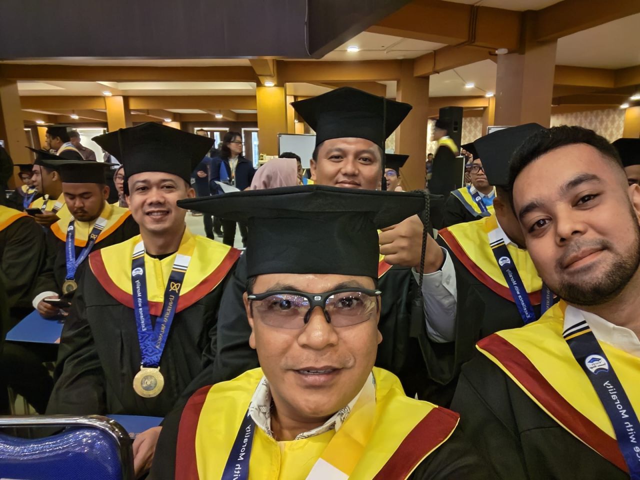 Tengah, Prof.Oscarius foto bersama teman wisudawan/i