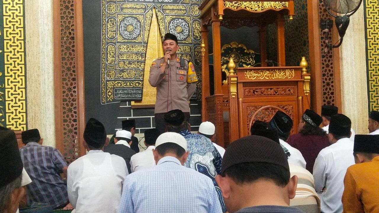 Kapolsek Menganti AKP Roni Ismullah saat Safari Jum'at di masjid Darul Falah