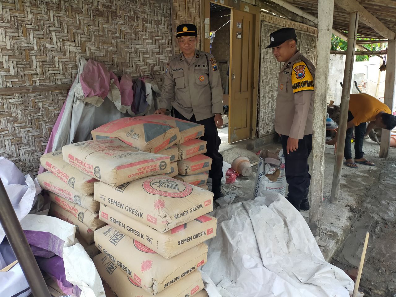 Polsek Kedungwaru beri bantuan semen untuk pembangunan Musholla