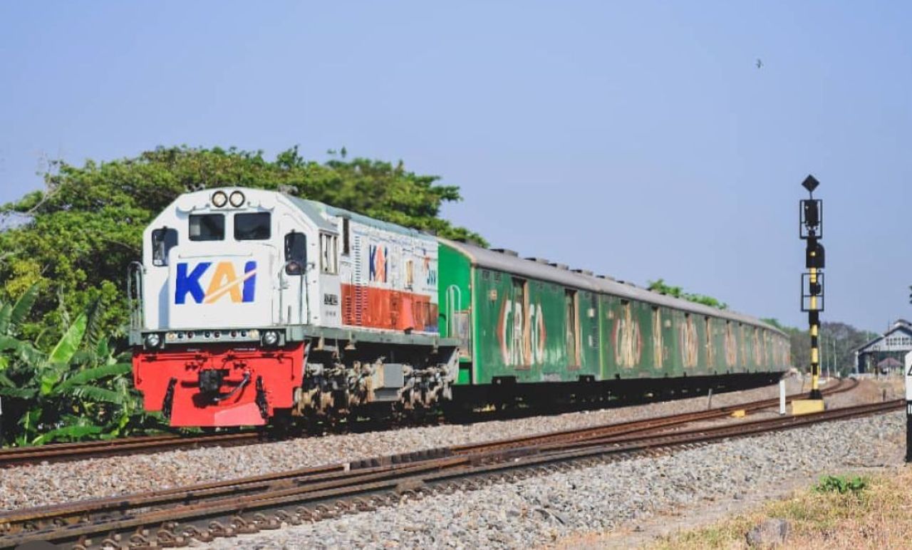 Kereta Api angkutan barang PT KAI Daop 8 Surabaya