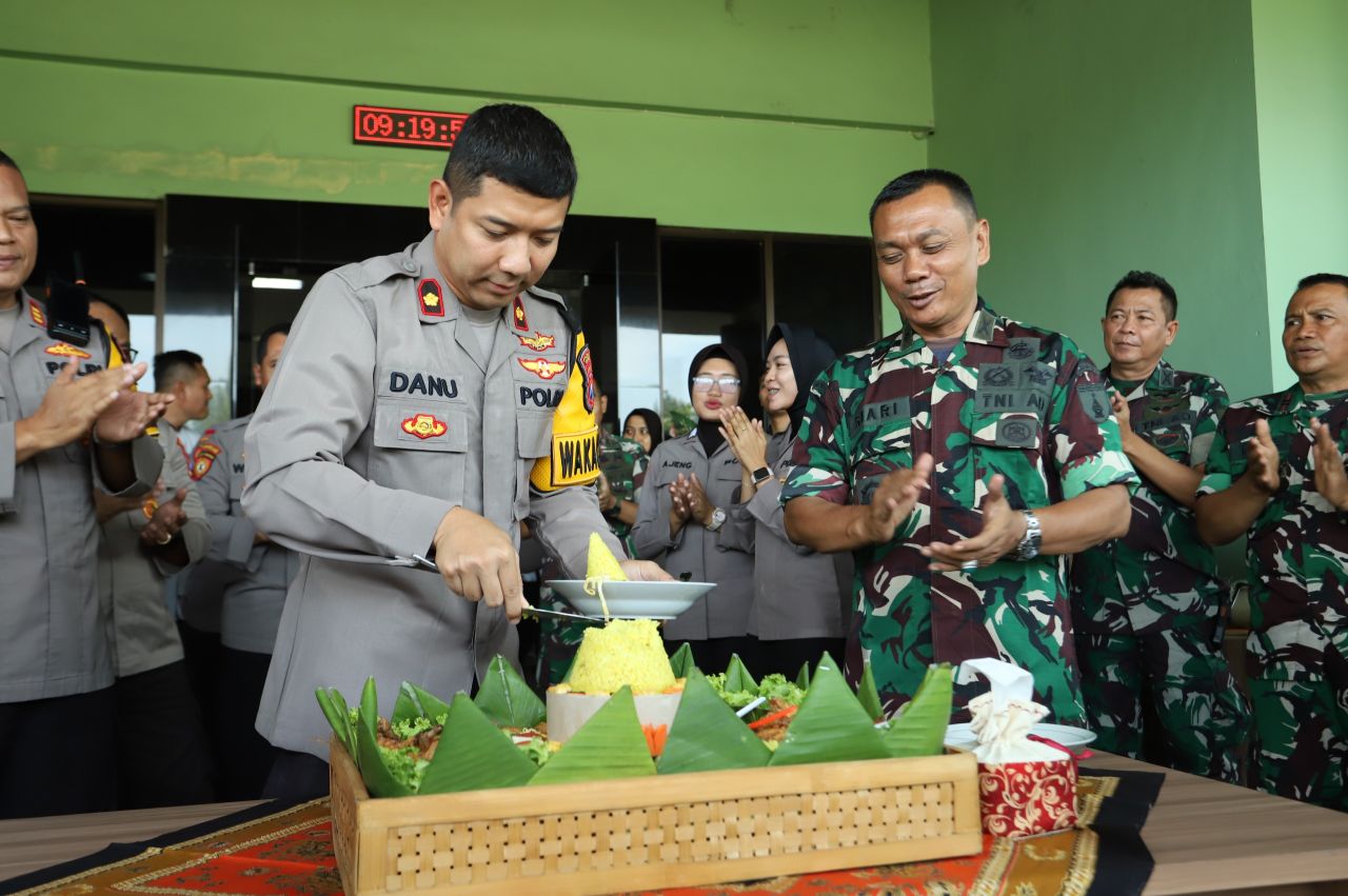Wakapolres Gresik Kompol Danu Anindhita Kuncoro Putro beri kejutan Kodim 0817 Gresik di HUT TNI