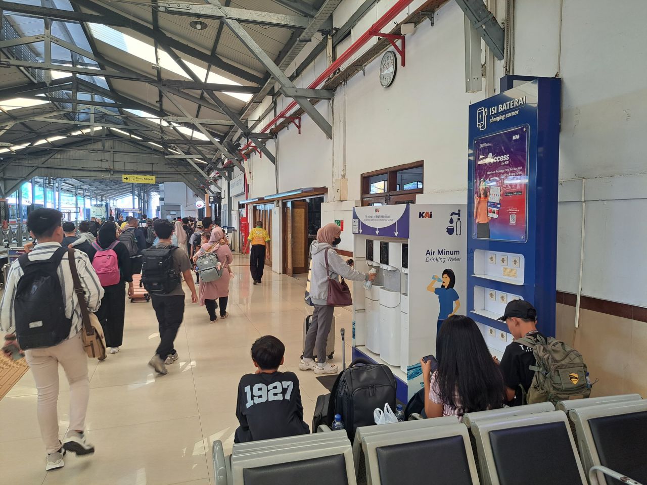 KAI Daop 8 sediakan water stasion