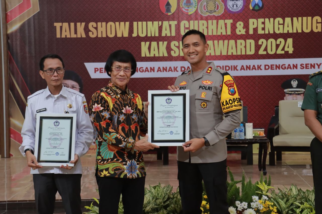 Kapolres Jember AKBP Bayu Pratama Gubunagi terima penghargaan dari Seto Mulyadi
