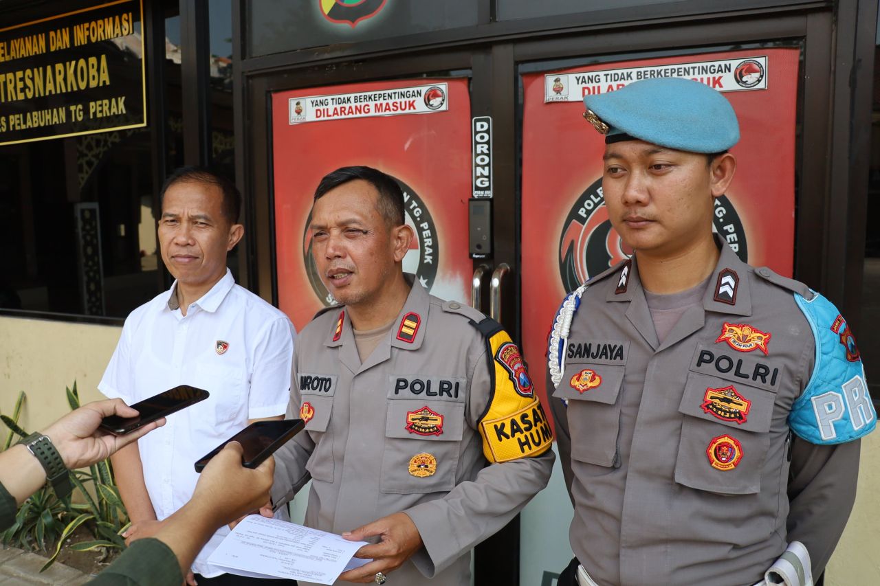Kasi Humas Polres Pelabuhan Tanjung Perak Surabaya Iptu Suroto berikan keterangan