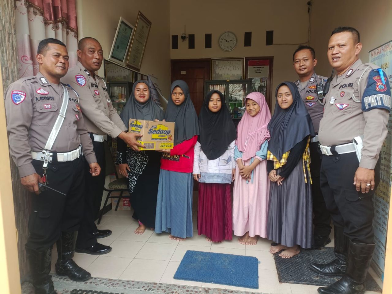 Satlantas Polres Gresik Kunjungi Yayasan Fadhillah Beri Santunan Anak Yatim Piatu