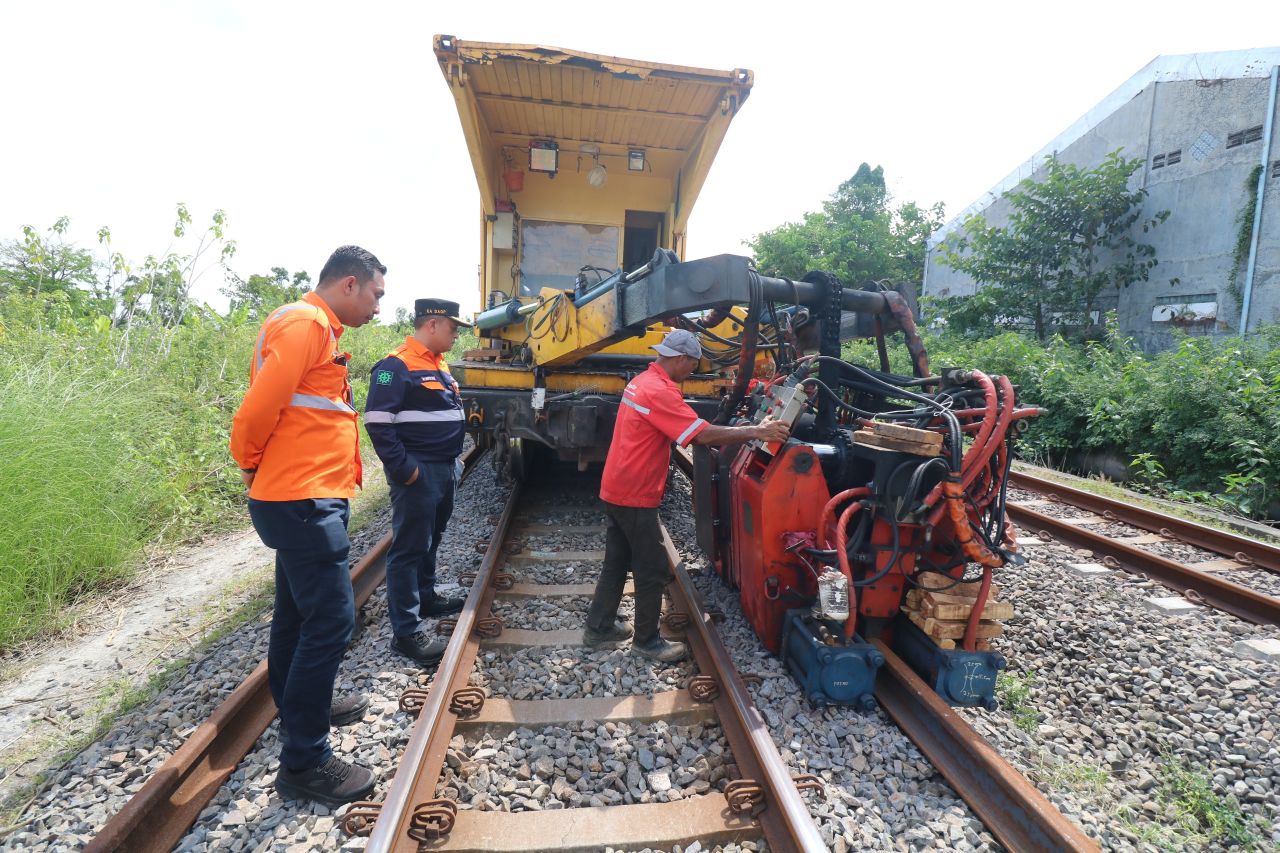 KAI Daop 8 Surabaya tingkatkan kontruksi jalan rel R.50 jadi R.54