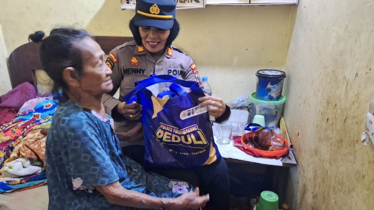 Polsek Karangrejo Bagikan Paket Sembako, Program Polres Tulungagung Peduli ke 50 Warga