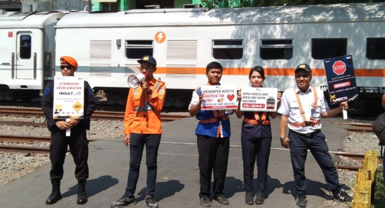 KAI Commuter Daop 8 Surabaya sosialisasi keselamatan perlintasan sebidang
