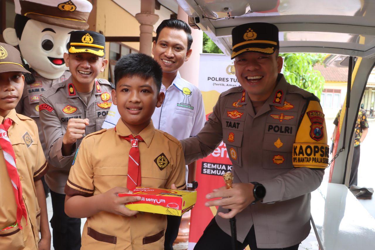Kapolres Tulungagung AKBP Muhammad Taat Resdi bagikan makan gratis ke siswa SDN