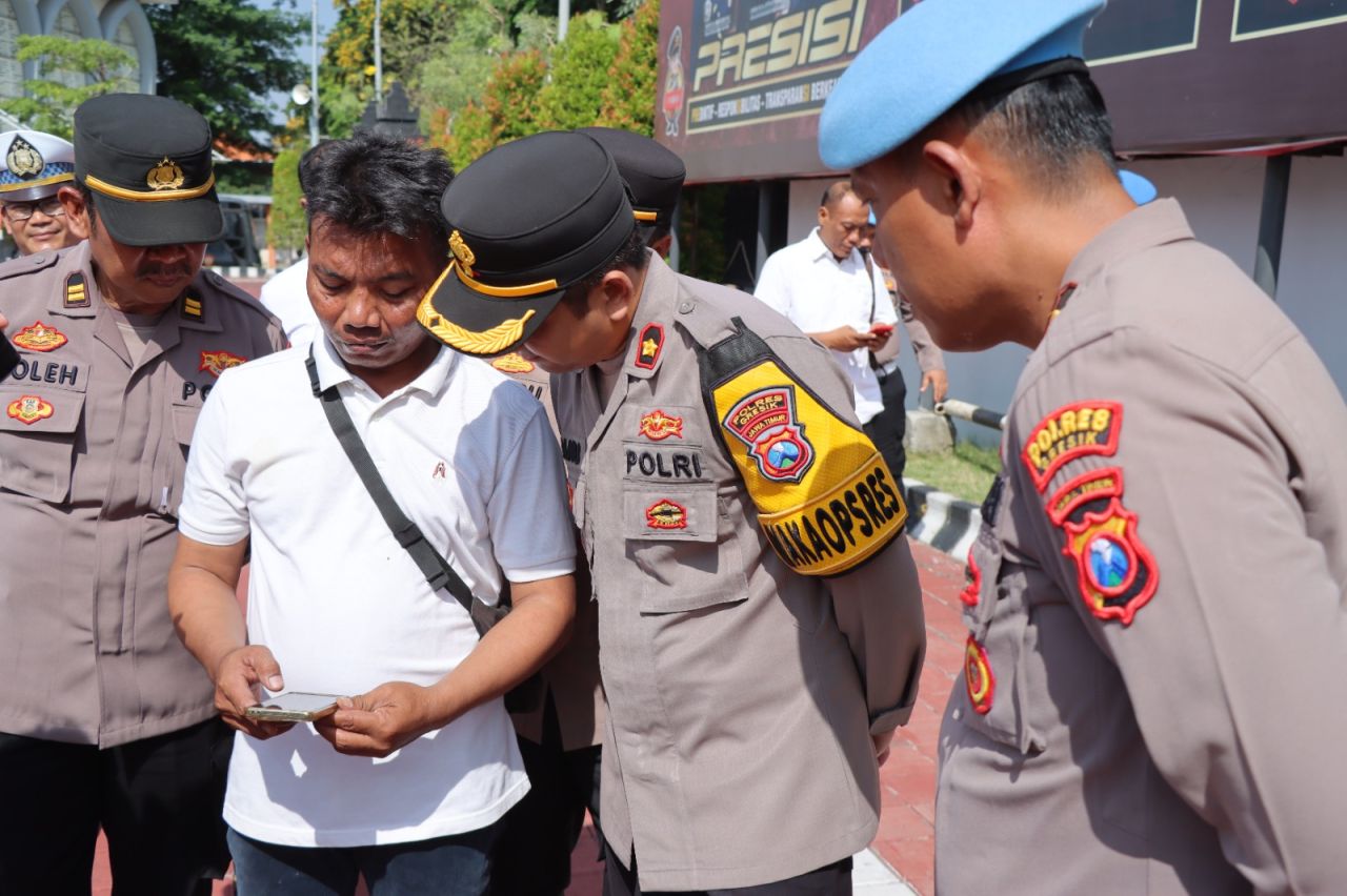 Wakapolres Gresik Kompol Danu Anindhita Kuncoro Putro cek hp anggota