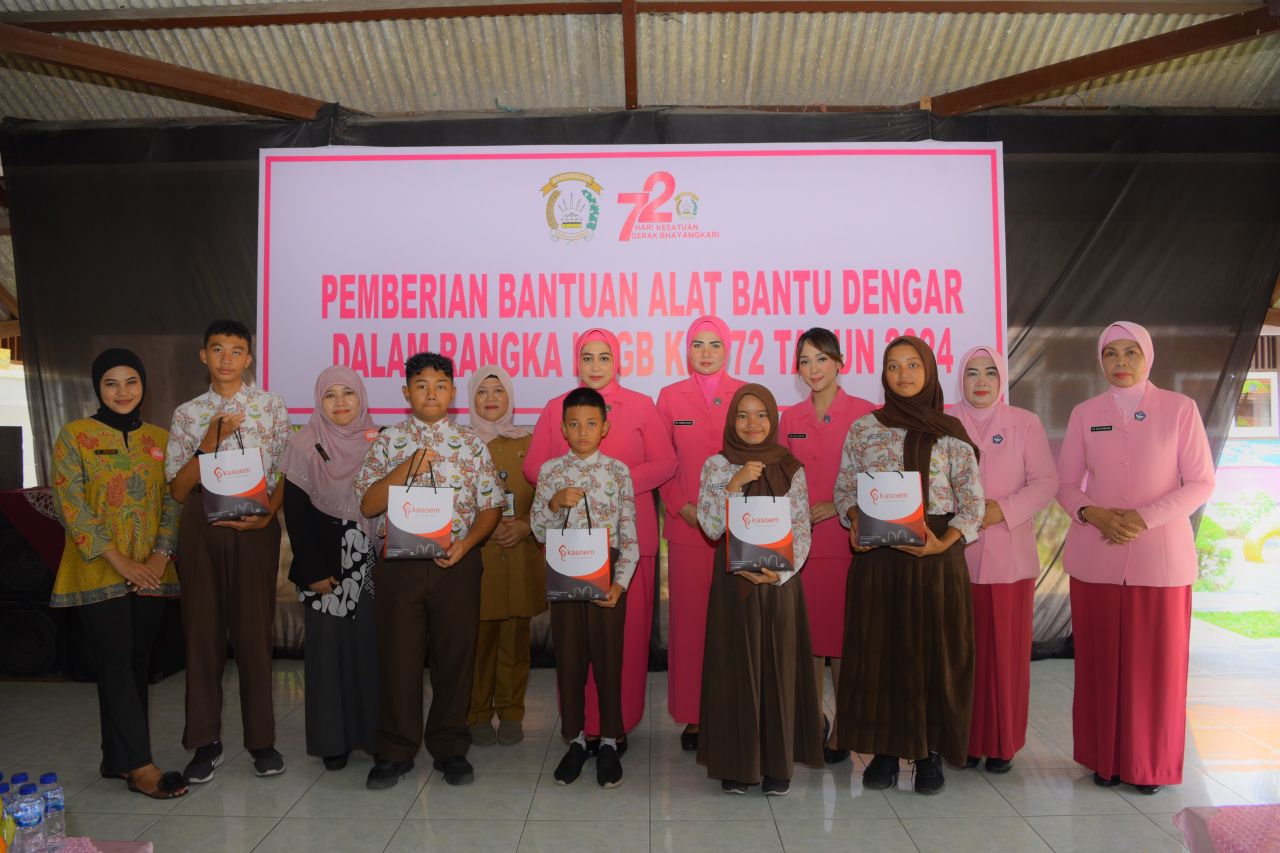 Ketua Bhayangkari Cabang Gresik Beri Bantuan Alat Dengar ke SLB Kemala Bhayangkari 2