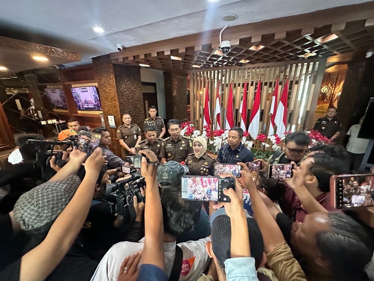 Kajati Jatim Mia Amiati berikan keterangan