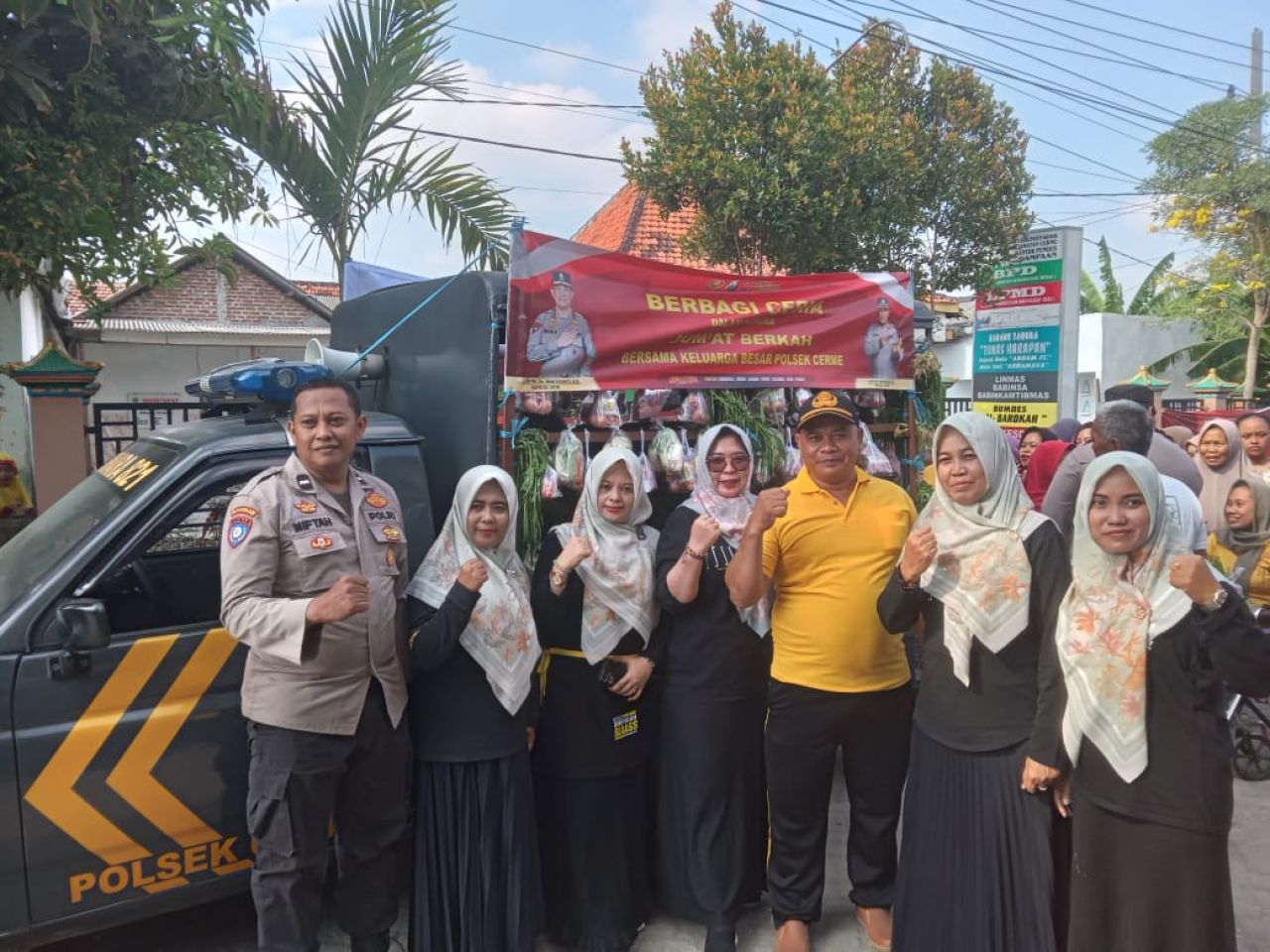 Polsek Cerme Bagi Paket Sembako dan Sosialisasi Rekrutmen Polri Jalur Bakomsus