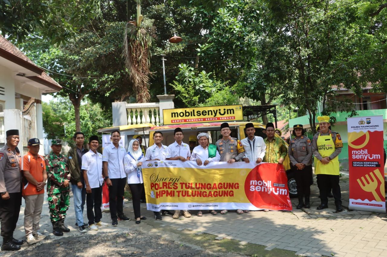 Polres Tulungagung Bagikan Makanan Bergizi ke Santri dengan Mobil Senyum