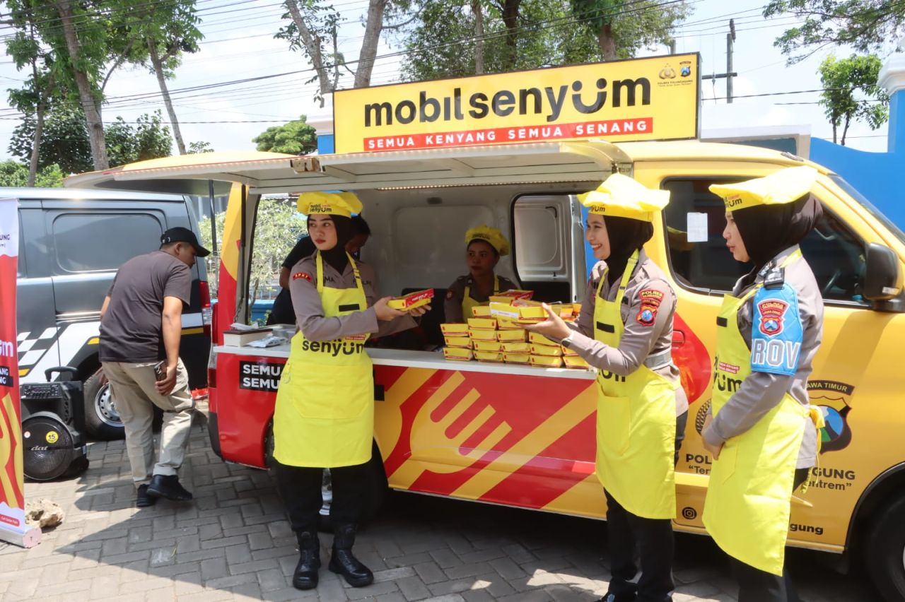 Polres Tulungagung Bagikan Makanan Bergizi ke Mahasiswa dengan Mobil Senyum