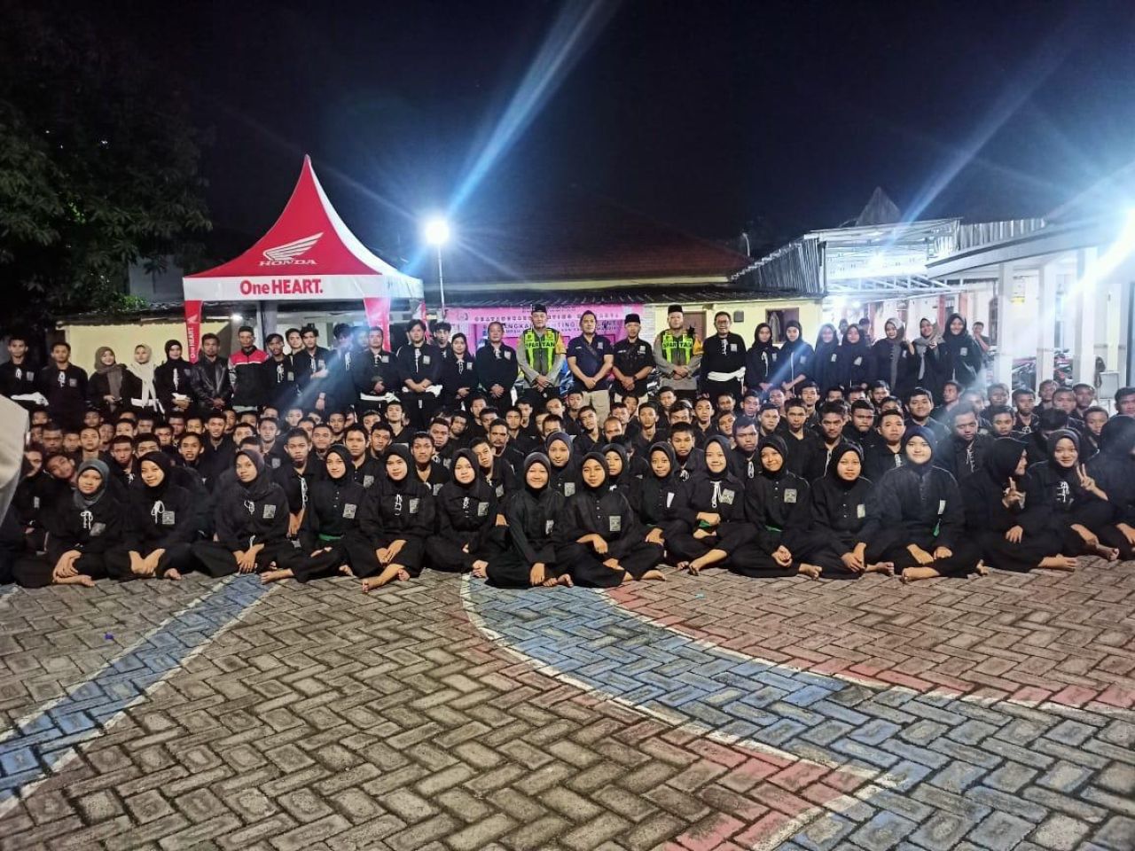 Kapolsek Menganti AKP Roni Ismullah jalin silaturahmi dengan perguruan PSHT Ranting Menganti