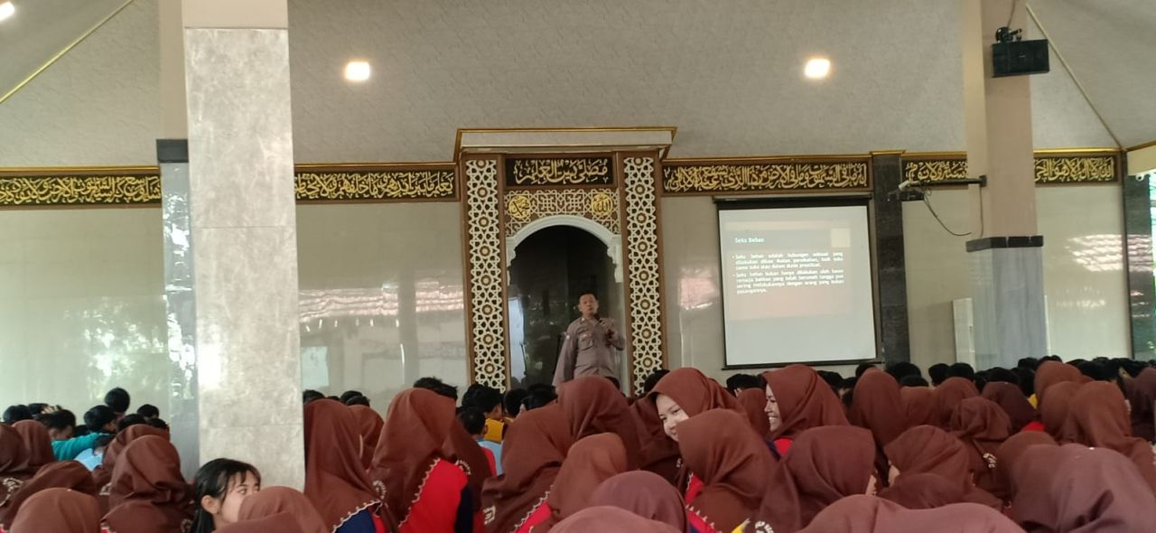 Bhabinkamtibmas Polsek Benjeng sosialisasi bahaya Narkoba di SMPN 28 Gresik