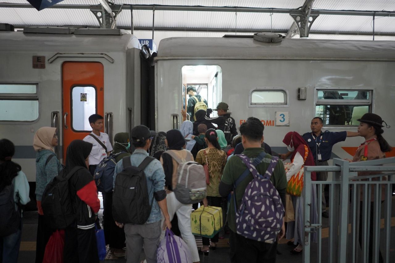 KAI Commuter Catat Peningkatan Pengguna Pasca Penambahan Stamformasi di Wilayah 8 Surabaya