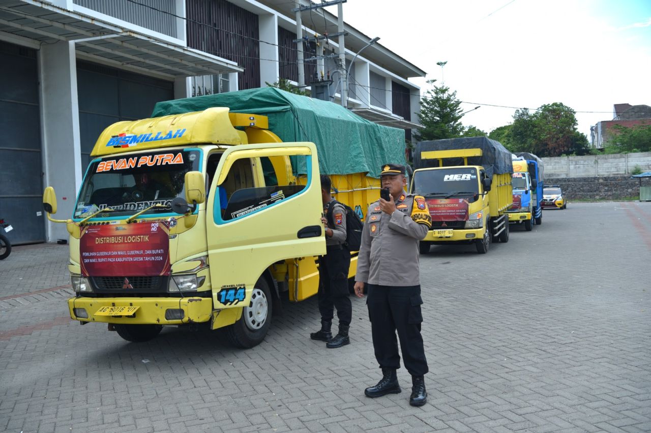 Polres Gresik kawal pengiriman logistik Pilkada ke Bawean