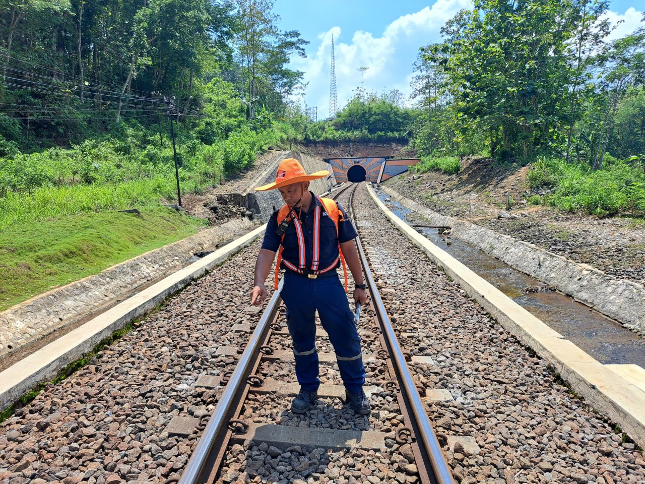Petugas KAI cek rel kereta api