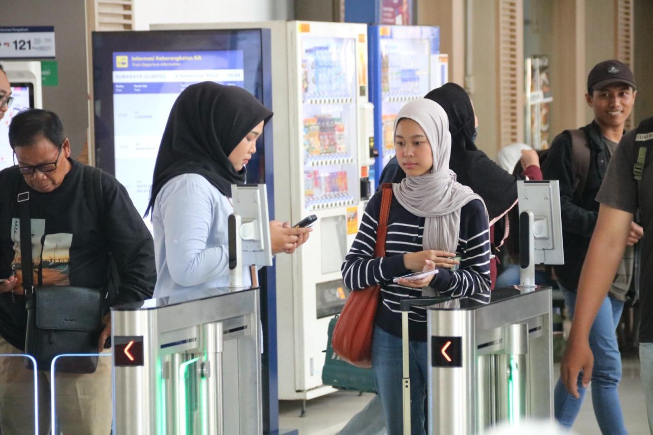 Pelanggan KAI saat pesan tiket liburan Nataru