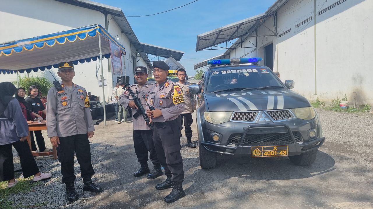 Polisi kawal pengiriman logistik Pilkada
