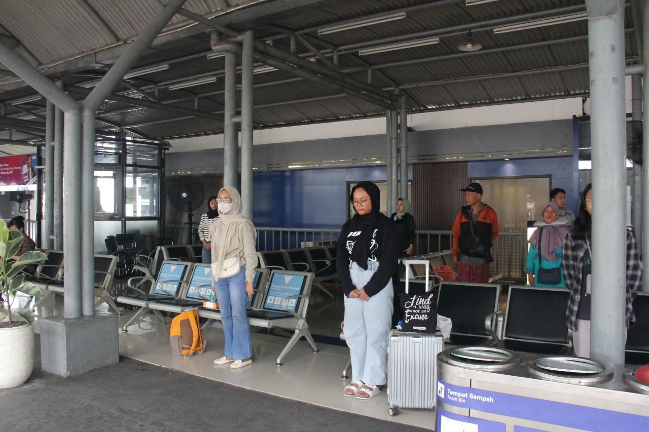 Para pengguna kereta di KAI Daop 8 Surabaya