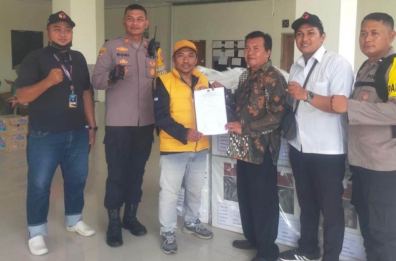 Kapolsek Menganti AKP Roni Ismullah kawal pengiriman logistik pemilu
