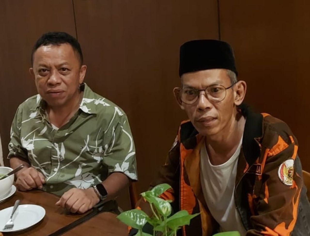 Sekretaris Majelis Pimpinan Cabang Pemuda Pancasila Kota Surabaya, H. Baso Juherman dan Samsurin Ketua DPC partai Bulan Bintang Kota Surabaya