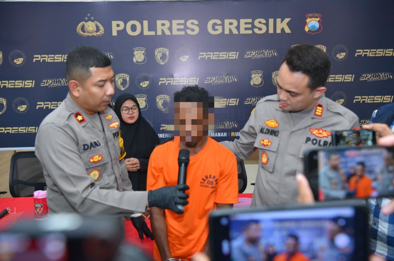 Wakapolres Gresik Kompol Danu Anindita Kuncoro Putro didampingi Kasatreskrim Polres Gresik AKP Aldhino Prima Wirdhan