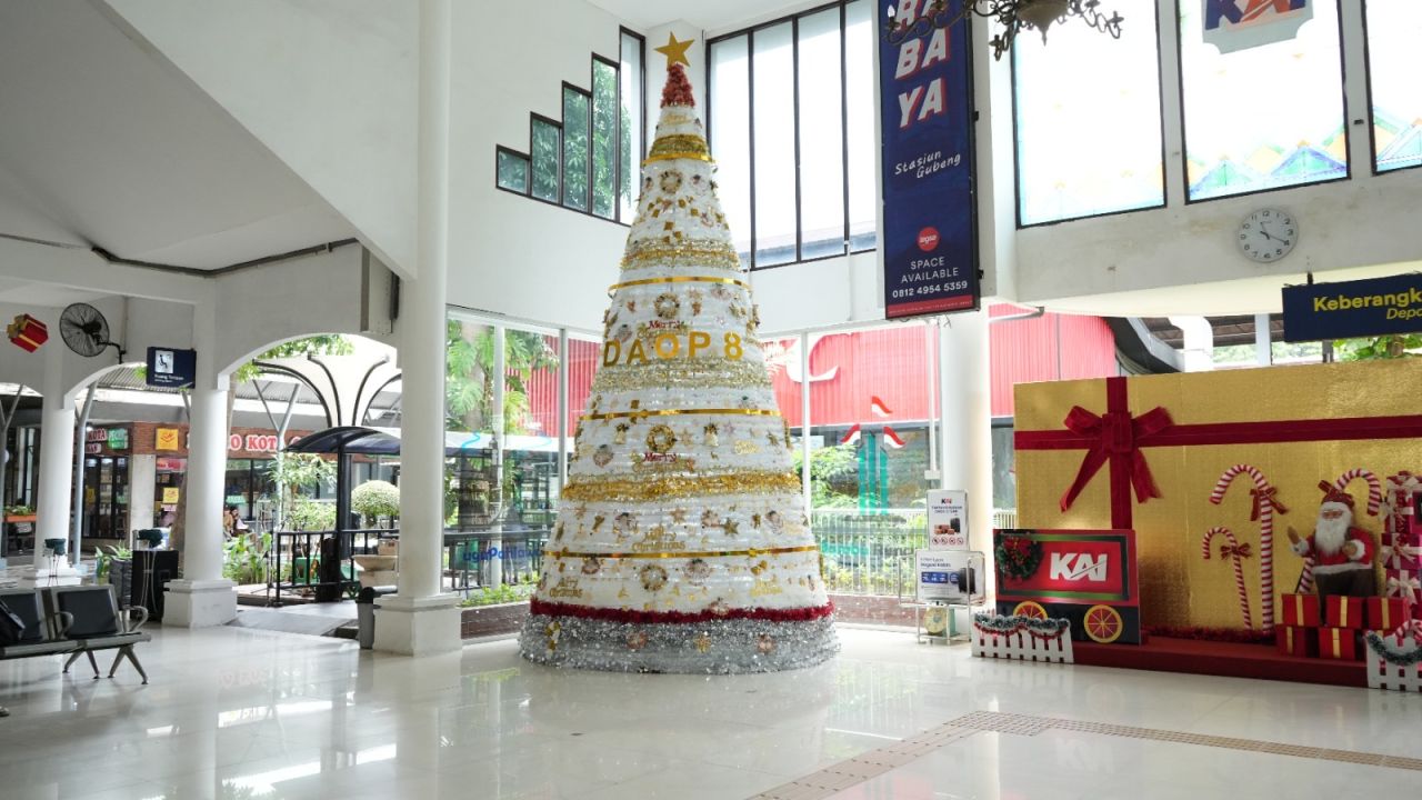 Sambut Nataru, KAI Daop 8 Surabaya Hadirkan Ornamen Natal di Tiga Stasiun