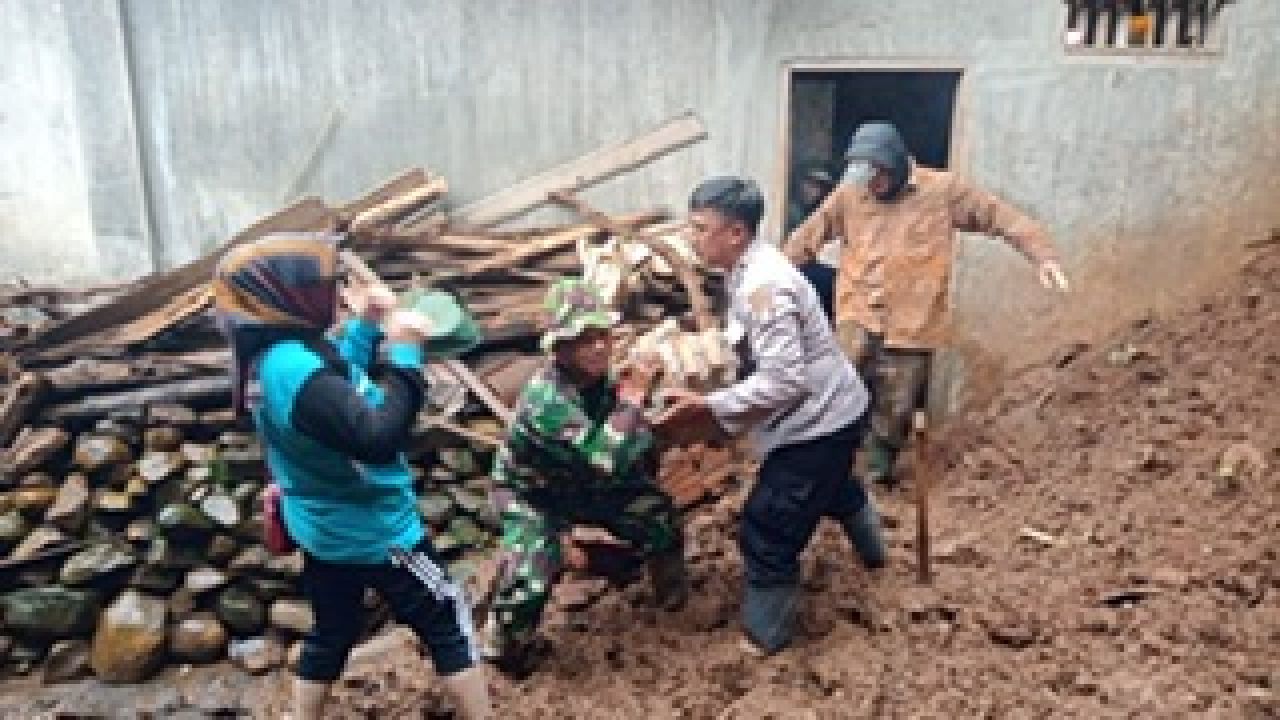 Polsek Binakal bantu evakuasi rumah terdampak tanah longsor