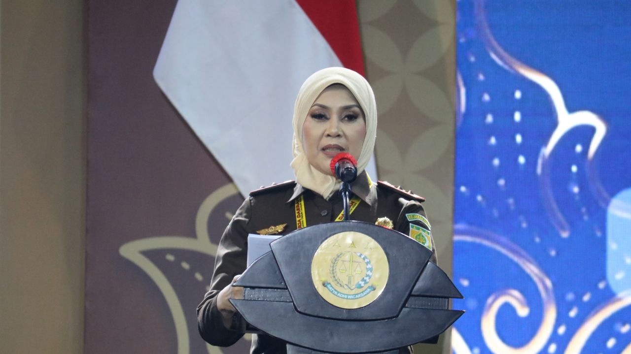 Kajati Jatim Mia Amiati