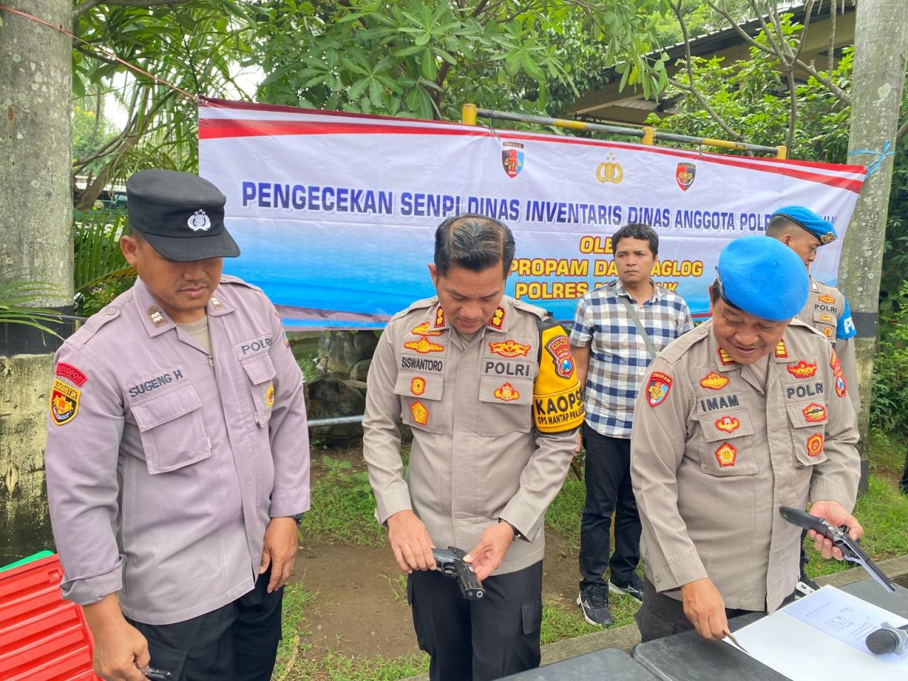 Kapolres Nganjuk AKBP Siswantoro cek senpi anggota