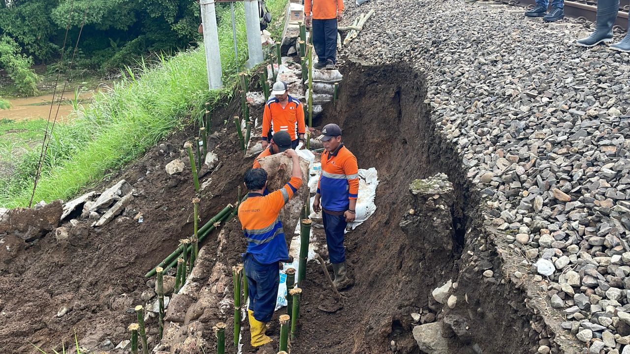Perbaikan perlintasan KA akibat longsor