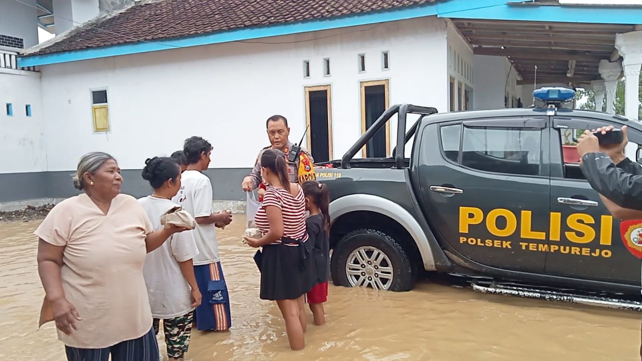 Polsek Tempurejo evakuasi warga terdampak banjir