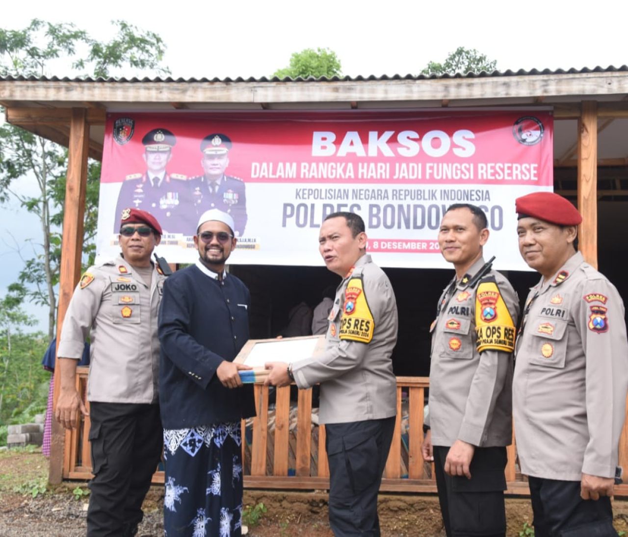 Kapolres Bondowoso AKBP Lintar Mahardhono berikan keramik untuk masjid