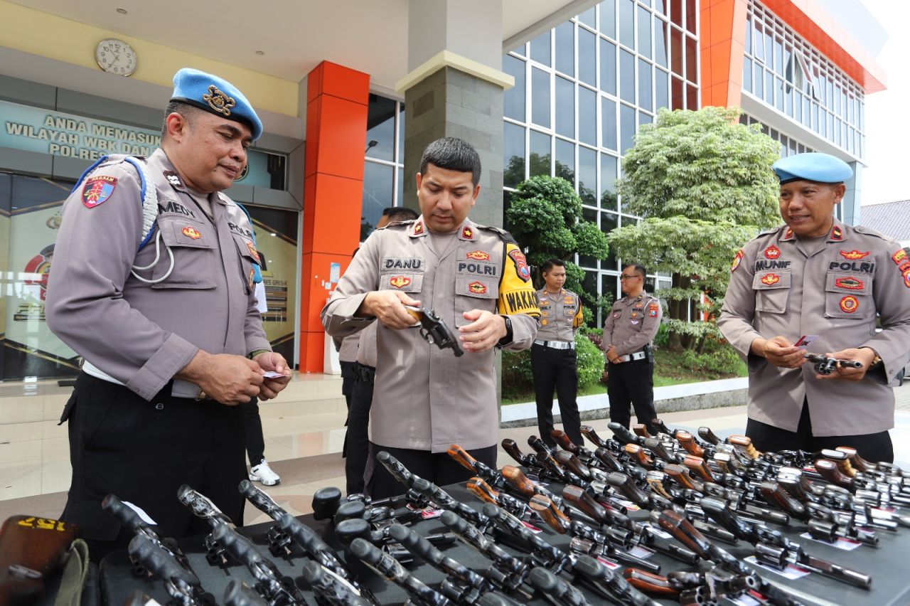 Wakapolres Gresik Kompol Danu Anindhita Kuncoro Putro cek senpi
