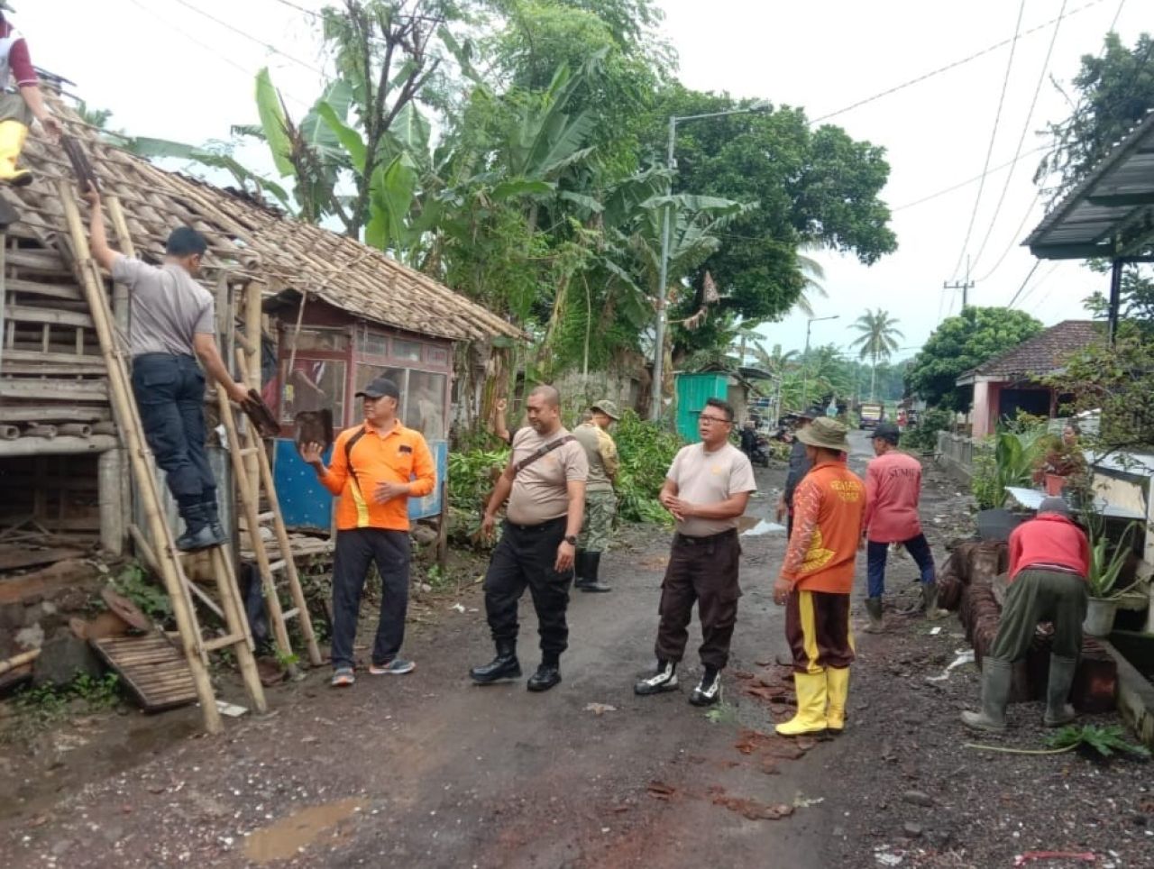 Polres Jember bersihkan sisa material di rumah warga