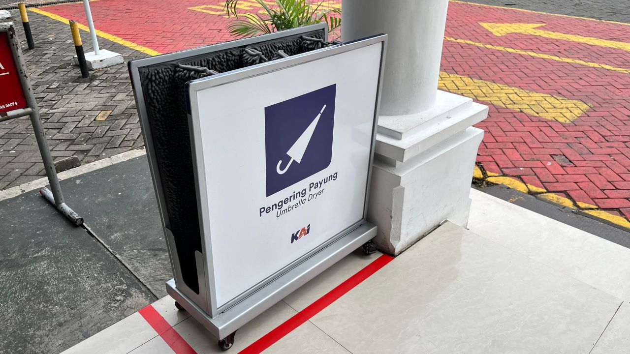 PT KAI Daop 8 Surabaya Hadirkan Pengering Payung, Layanan di Musim Hujan