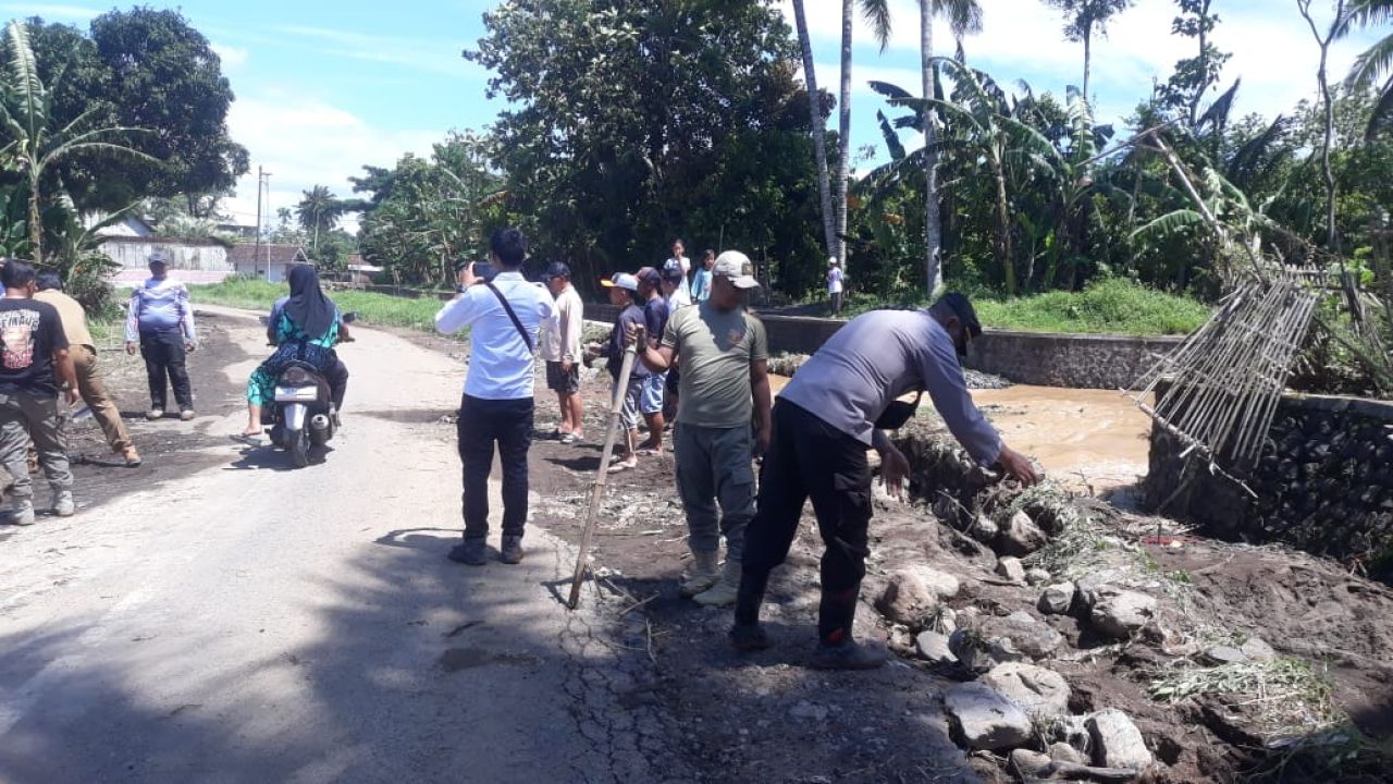 Polres Bondowoso Gelar Kerja Bakti Bersihkan Lumpur Sisa Longsor