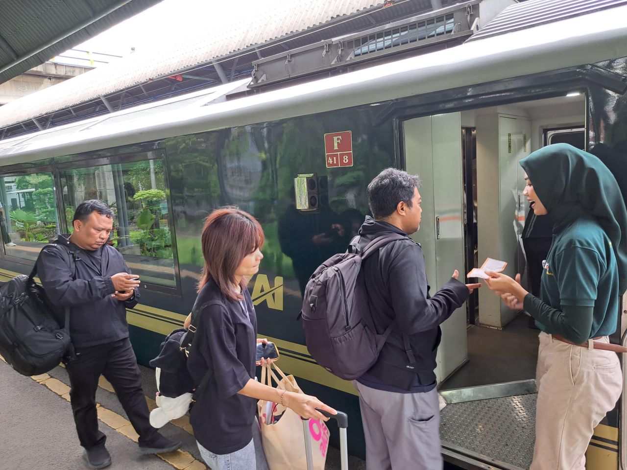 Penumpang kereta Panoramic