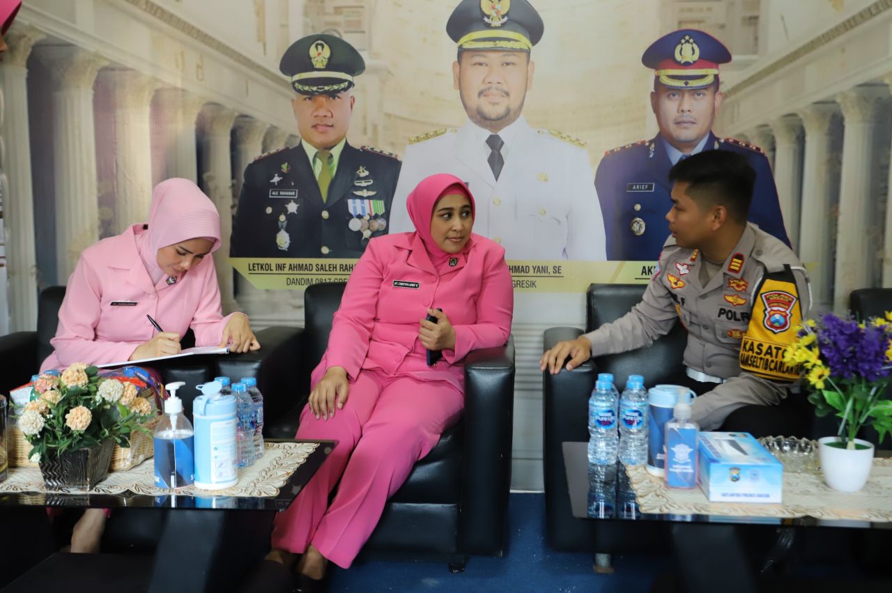 Bhayangkari Cabang Gresik Dukung dan Bagi Bingkisan ke Petugas Pengamanan Nataru