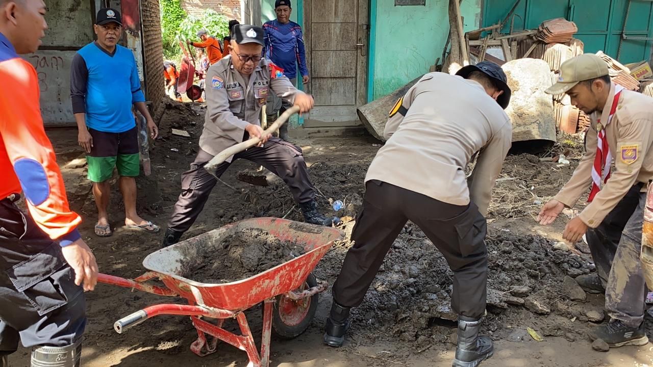 Polres Bondowoso dan TNI bersama BPBD Bantu Evakuasi Warga Terdampak Banjir