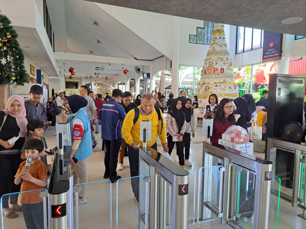 Pengguna KA Daop 8 Surabaya